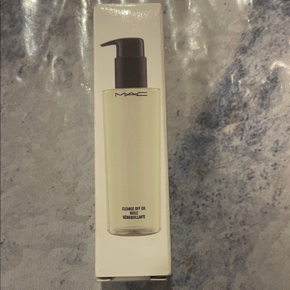 MAC Cosmetics Cleanse Off Oil